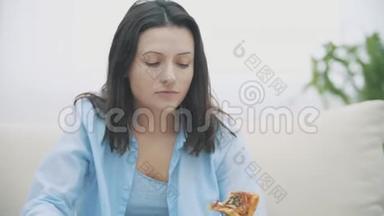 慢点。 一个可爱的女人，她在看电视，嚼披萨。 <strong>好吃</strong>-<strong>好吃</strong>。 4K.